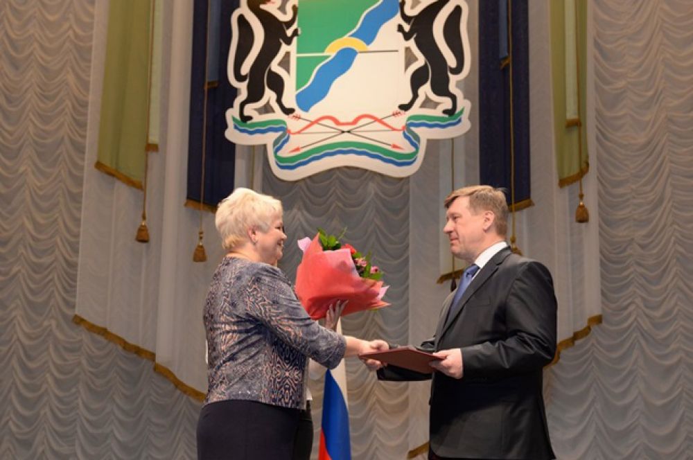 Председатель Новосибирской городской муниципальной избирательной комиссии Ольга Благо вручила удостоверение мэра.