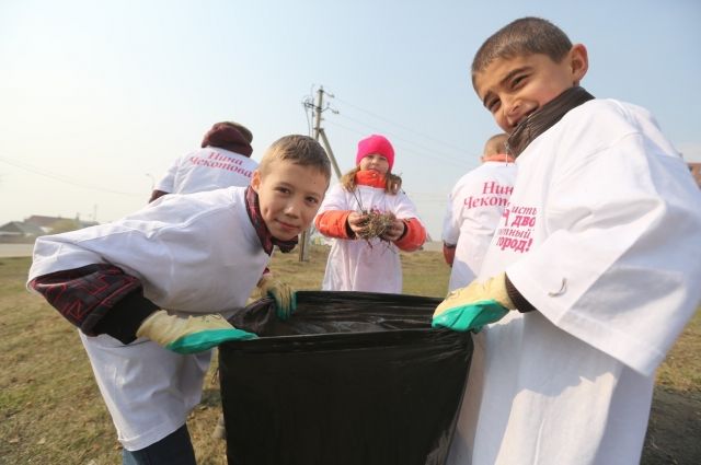 Подростки с удовольствием вулючились в работу по уборке родного города.