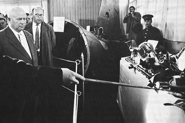 Никита Хрущёв осматривает обломки сбитого американского самолёта-разведчика U-2.