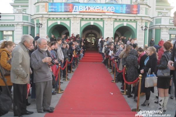 По красной дорожке прошли звезды кинофестиваля «Движение».