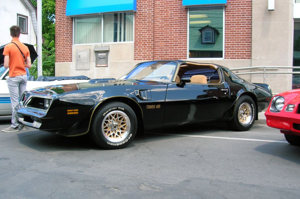 Пятью годами позже Pontiac обновил Trans Am, придав ему ещё более агрессивную внешность. Машина пользовалась большой популярностью в киноиндустрии – это был самый преследуемый в кино автомобиль. Позже Pontiac отказался от производства мощных автомобилей, переключившись на другие сегменты, таким образом, Trans Am 1978 года стал последним «масл-каром» этой марки.