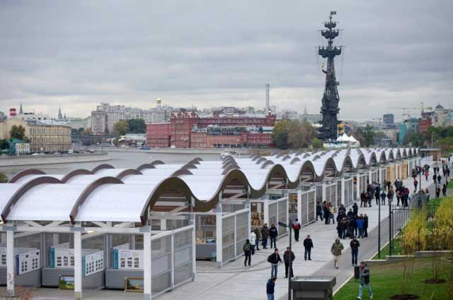 Пешеходная зона Крымской набережной в Москве.