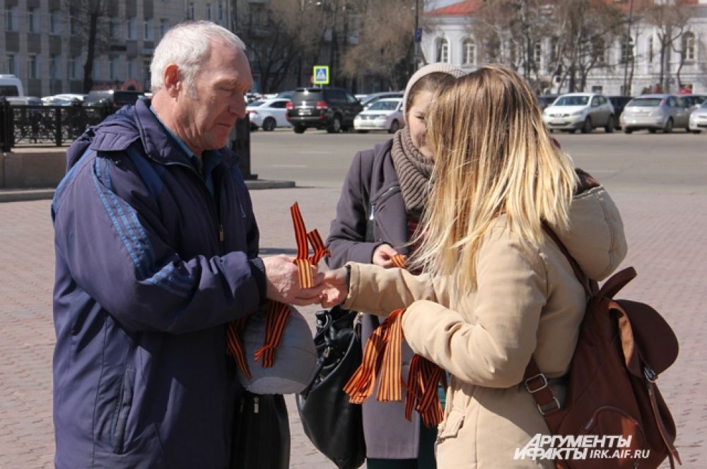 Иркутяне с удовольствием берут ленты.