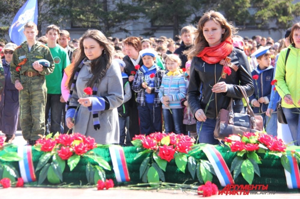Затем к огню возложили цветы в память о всех погибших на фронтах.