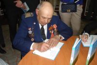 Анатолий Бражников презентовал свою книгу об авиации.