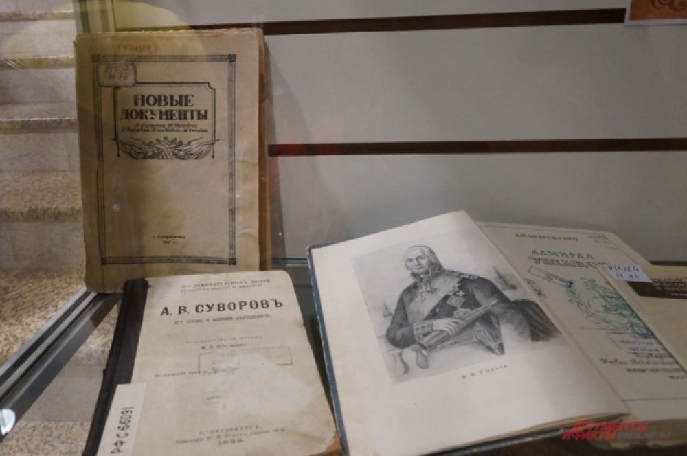 В библиотеках хранятся старинные и редкие книги. В обычные дни их прячут за семью замками, но во время акции любой посетитель может полюбоваться ими.