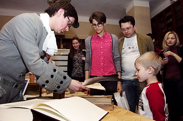 Работники библиотеки продемонстрировали прижизненное издание Ломоносова.