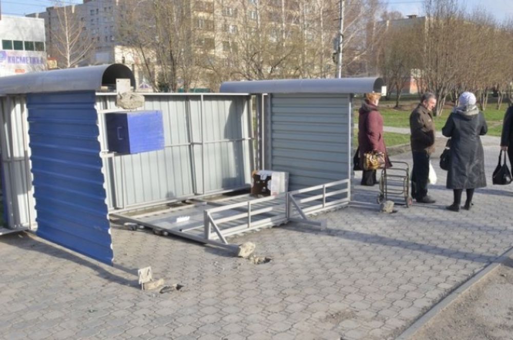 Ветер свалил остановочный павильон на Затулинском жилмассиве.