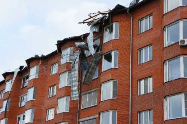 Ветер сорвал крышу с шестиэтажки в Бердске.