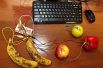 Читателей научили играть на бананах и яблоках!