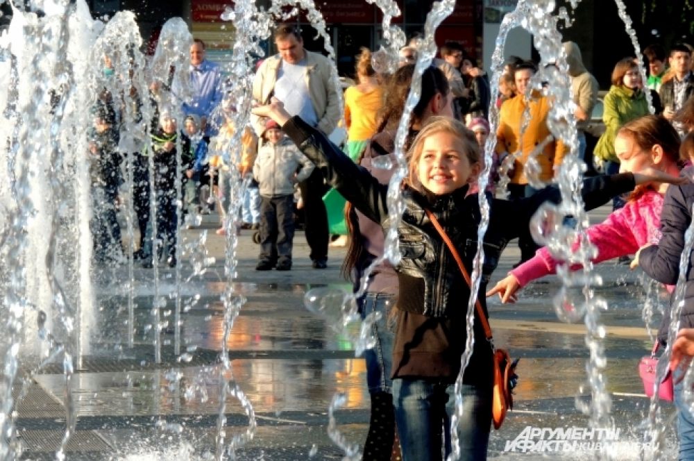 Дети радуются запуску фонтанов.