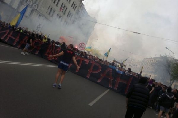 Драка ультрас «Металлиста» и «Днепра» с сепаратистами в Харькове