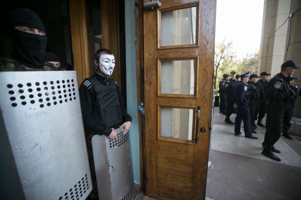 Провести референдум требуют также донецкие протестующие. Они захватили здание областной государственной телерадиокомпании и покинули его лишь после возобновления ретрансляции российского новостного канала.