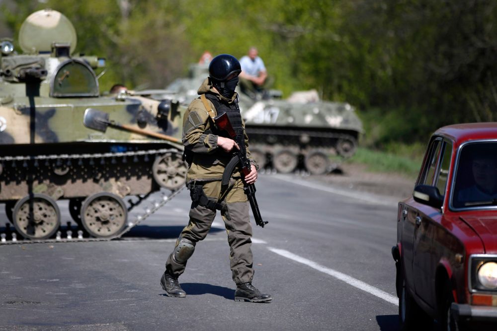 В ночь на воскресенье народные ополченцы в Донецкой области захватили троих офицеров украинского спецназа Службы безопасности. По словам протестующих, задержанные проводили разведку на подконтрольных сторонниками федерализации территориях.