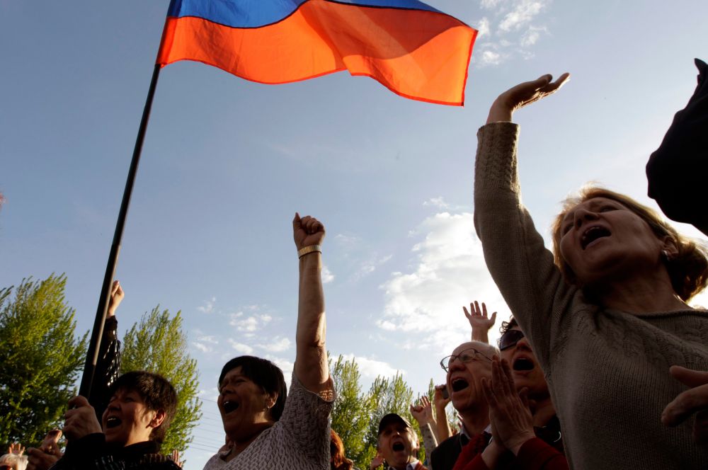В Луганске протестующие выдвинули киевским властям ультиматум – они потребовали амнистировать всех участников протестного движения на востоке Украины, признать русский язык государственным и провести референдум.