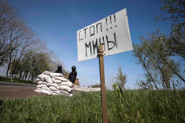 Правоохранительные органы также сообщили об уничтожении нескольких блокпостов ополченцев в Славянске.