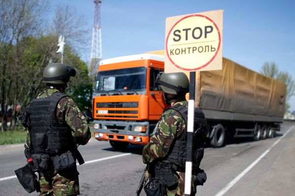 Протестующие заявили, что готовы обменять заложников на задержанных киевскими властями активистов. Однако одного из одиннадцати дипломатов ОБСЕ протестующие отпустили и без этого – больного сахарным диабетом шведского офицера.