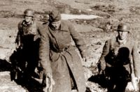 Фото из немецких архивов: солдата Королькова ведут на расстрел.