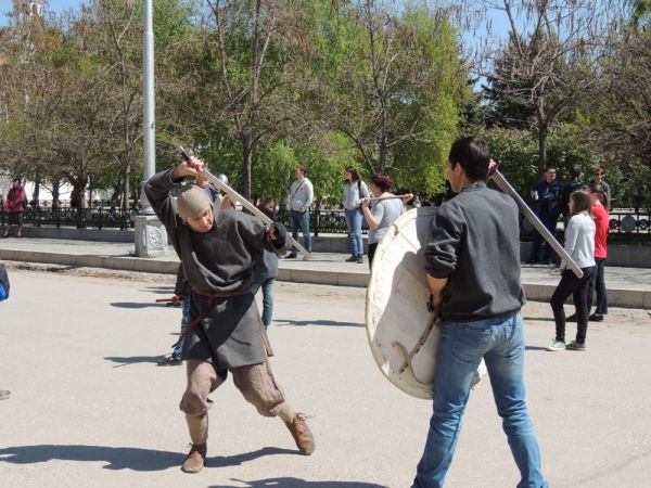 Держать в одной руке меч, а в другой щит с непривычки сложно.