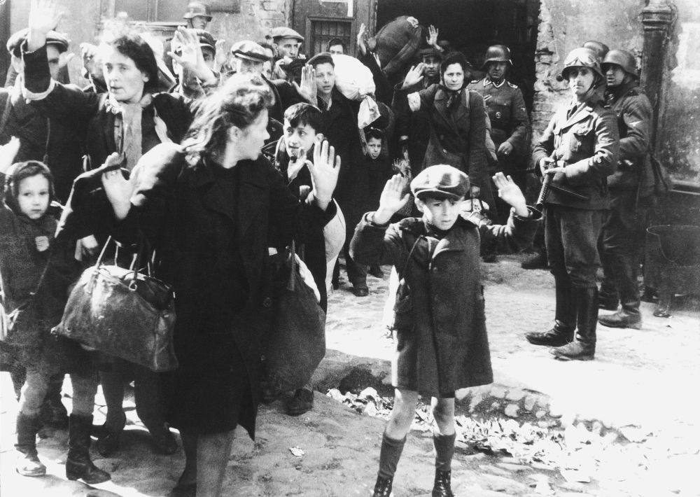 В 1942 году высшими членами нацисткой партии был утвержден план, согласно которому в ближайшие годы должно было погибнуть около 11 миллионов евреев по всей Европе. Людей высылали в концентрационные лагеря под разными предлогами, где голодом и работами доводили их до смерти и массово сжигали в газовых печах.