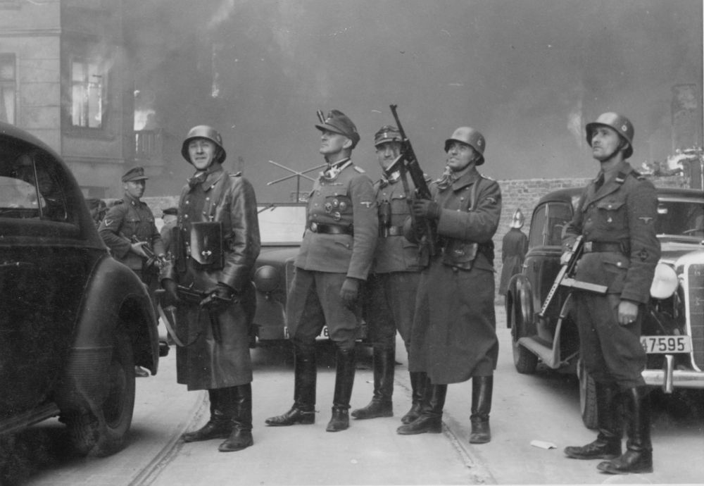 В 1943 году в Варшавском гетто произошло восстание, которое впоследствии стало символом сопротивления и борьбы за нацию. Восставшие, взявшись за оружие, держались довольно долго: с 19 апреля по 16 мая, но силы были неравны.