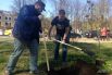 Шеф-редактор АиФ.ru Владимир Шушкин и директор по развитию цифрового направления «АиФ» Денис Халаимов копают лунку под будущее дерево.