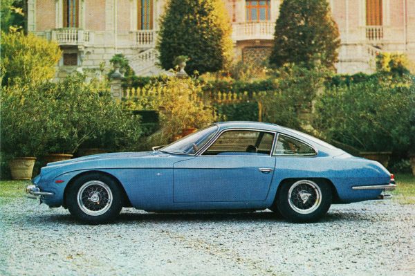 Первым автомобилем «Ламборгини» в 1964 году стало купе 350 GT. Машину хорошо приняли на автосалоне в Женеве, где сразу стало ясно, что новый производитель способен бросить вызов самой «Феррари».