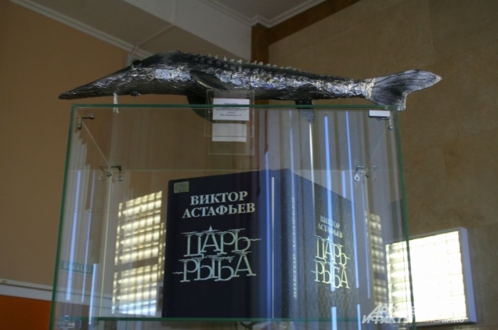 На выставке, посвященной Виктору Астафьеву были представлены книги, знакомы каждому сибиряку с детства.