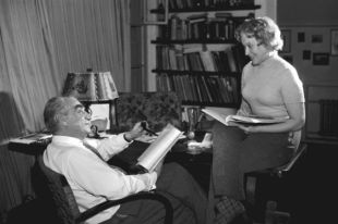 Григорий Александров и Любовь Орлова в домашней обстановке. Фото 1960-х годов.