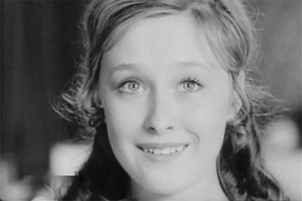 Лариса Удовиченко родилась в военной семье в Вене – её отец в то время служил в Австрии врачом. Лариса выросла в Одессе и играла в школьном театре, любовь к которому ей привила мать.