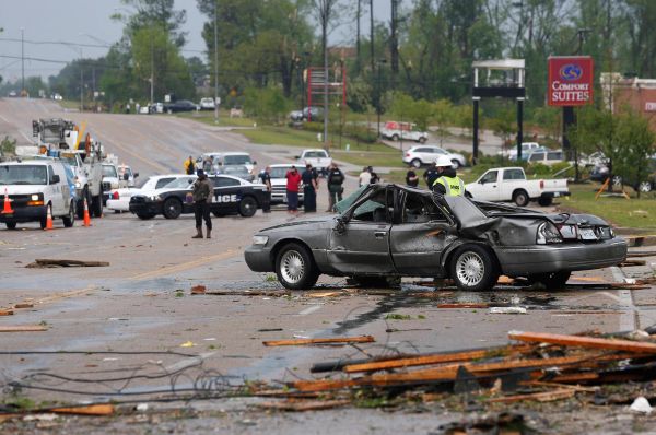 Стихия разразилась в штате Северная Каролина, где ещё в пятницу шторм перерос в торнадо и уничтожил порядка двух сотен домов.