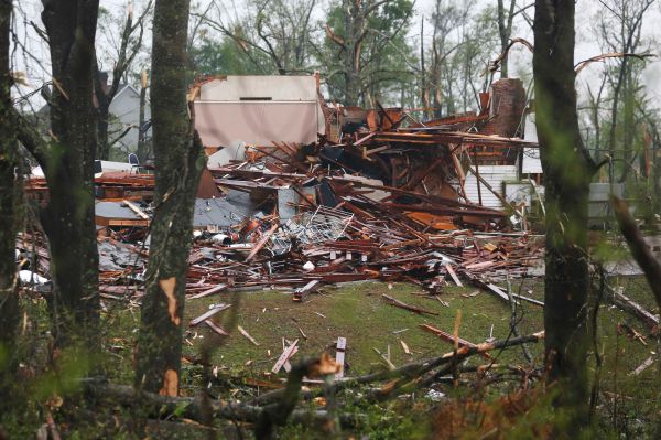 В результате стихии в Миссисипи погибли 16 человек, в нескольких округах введен режим чрезвычайной ситуации.