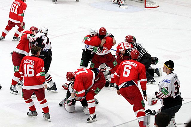 Матч регулярного чемпионата КХЛ между омским «Авангардом» и подмосковным «Витязем» был прекращён из-за драк. 2010 год.