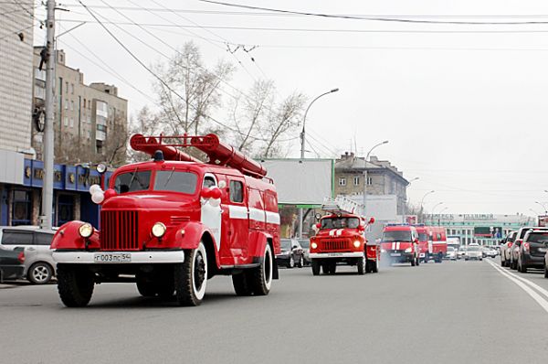 В путь по центральным улицам выдвинулись 11 красных машин с включенными проблесковыми маячками.