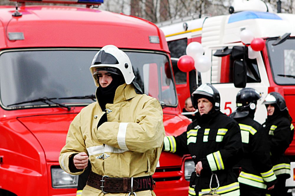 Участники пожарного праздничного автопробега.
