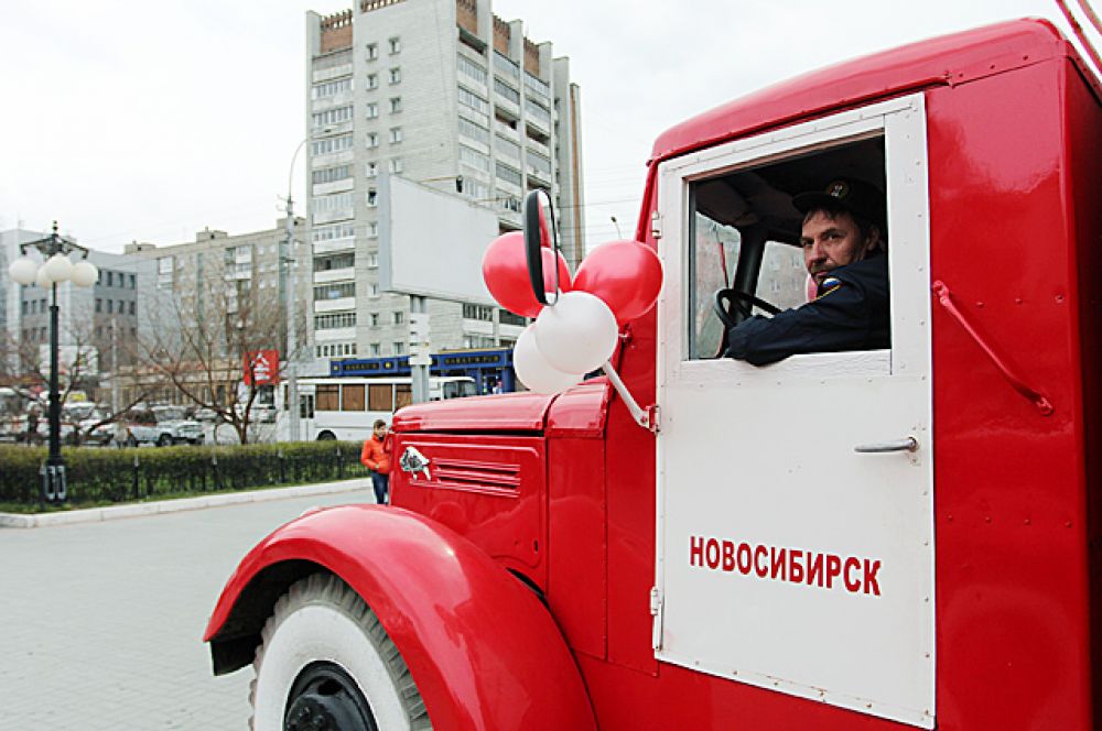 После участники автопробега через площадь Ленина проследовали до автовокзала.