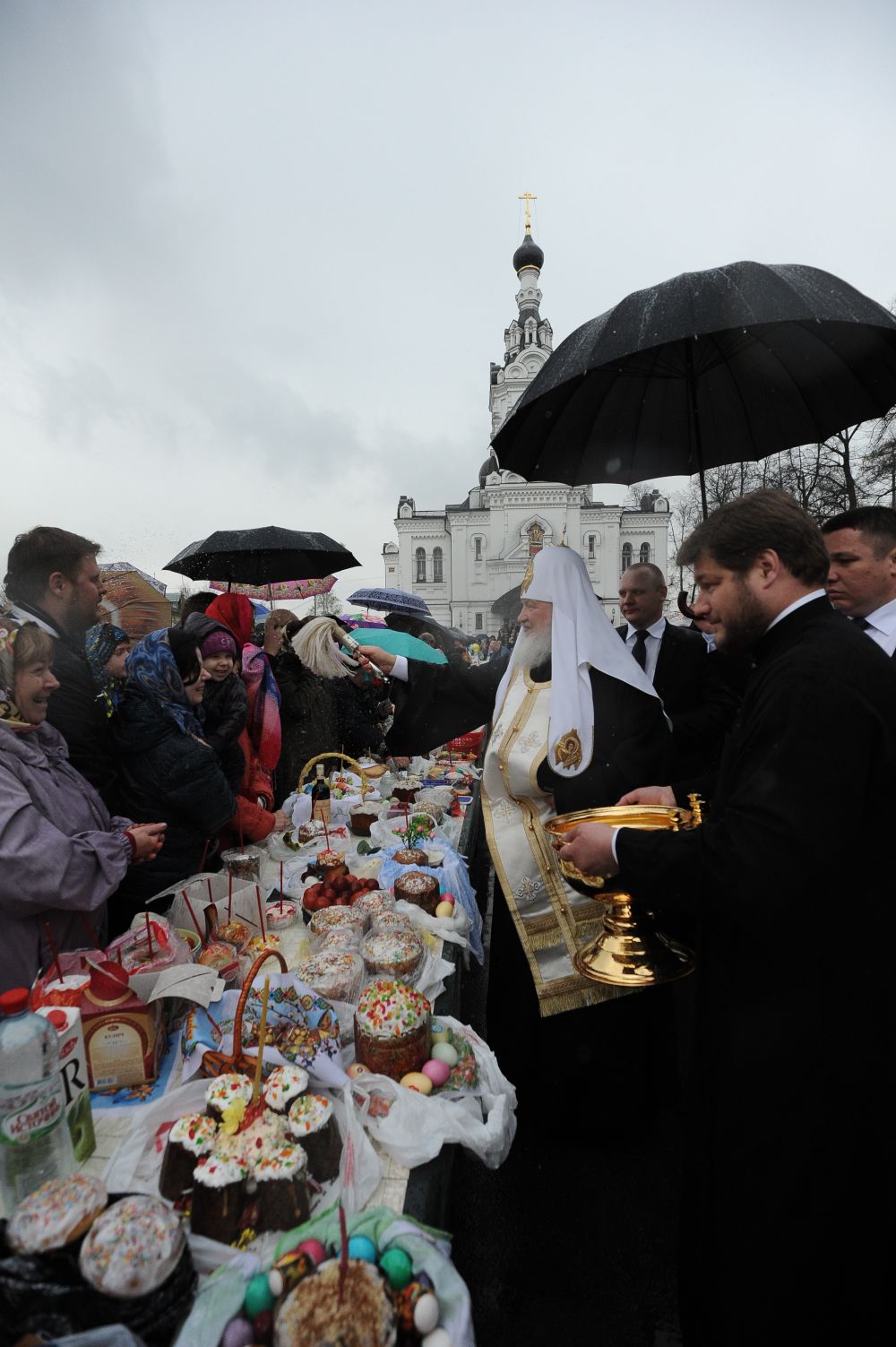 Ежегодно Патриарх принимает участие в освящении пасхальных куличей наравне с другими священниками.