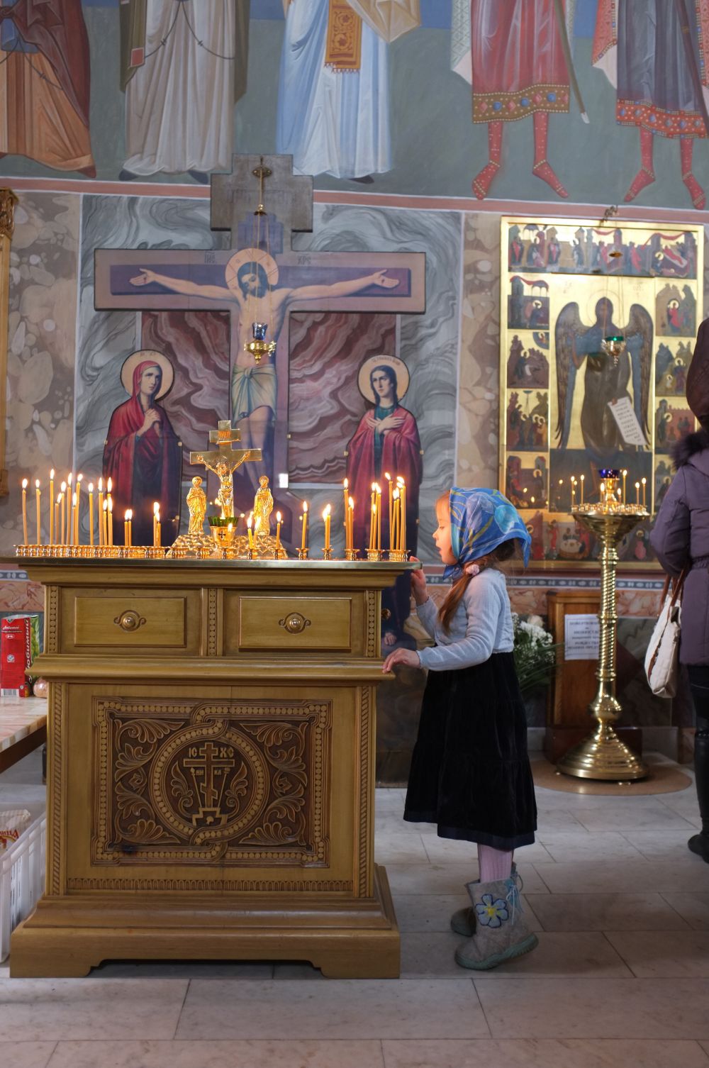 Девочка на Патриаршем богослужении. Святейший легко находит общий язык с детьми всех возрастов.