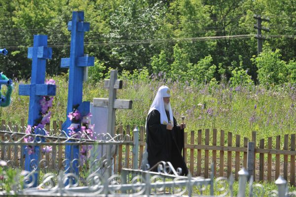 Мордовия. Патриарх помолился на могиле иерея Василия Гундяева – своего родного деда.