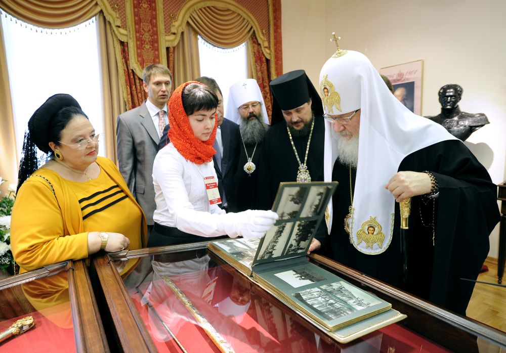 На выставке в Екатеринбурге. Патриарх очень интересуется старинными вещами.