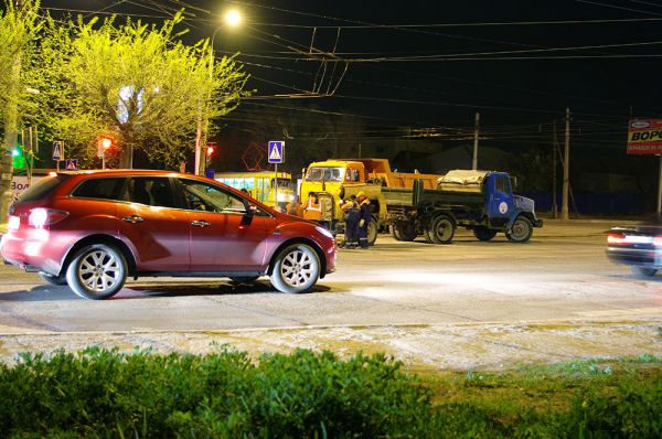 Основные ремонтные работы проходят ночью, чтобы не усложнять жизнь волгоградских автомобилистов. 