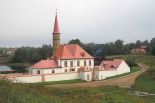 Самая известная постройка из земли в России – прекрасно сохранившийся до наших дней Приоратский дворец в Гатчине.