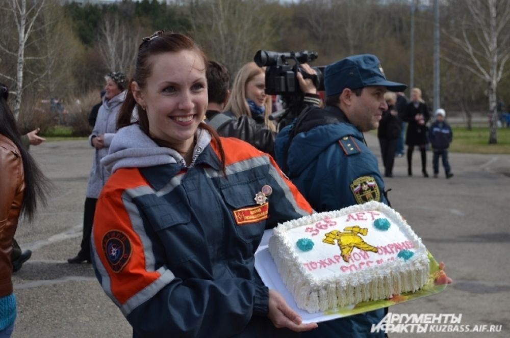 В итоге быстрее всех оказалась команда КемТИППа, они-то и получили сладкий подарок от пожарных.