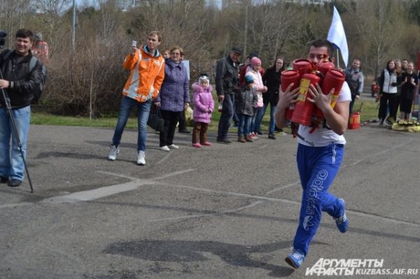 В стороне от общего веселья и праздника не остались и студенты кемеровских вузов. Команды институтов и университетов приняли участие в противопожарной эстафете.