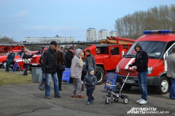 В честь праздника из Ленинск-Кузнецкого в Кемерово приехали раритетные пожарные автомобили. 