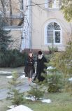 Уникальное фото – Патриарх совершает ежедневную прогулку в садике в его резиденции в Чистом переулке г. Москва. С ним – сотруднца Патриархии, они решают рабочие вопросы…