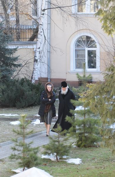 Уникальное фото – Патриарх совершает ежедневную прогулку в садике в его резиденции в Чистом переулке г. Москва. С ним – сотруднца Патриархии, они решают рабочие вопросы…