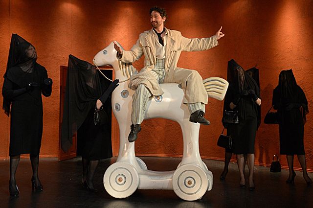 Виталийс Семёновс в роли дона Мельчора в сцене из спектакля «Ревнивая к себе самой». 2014 год.