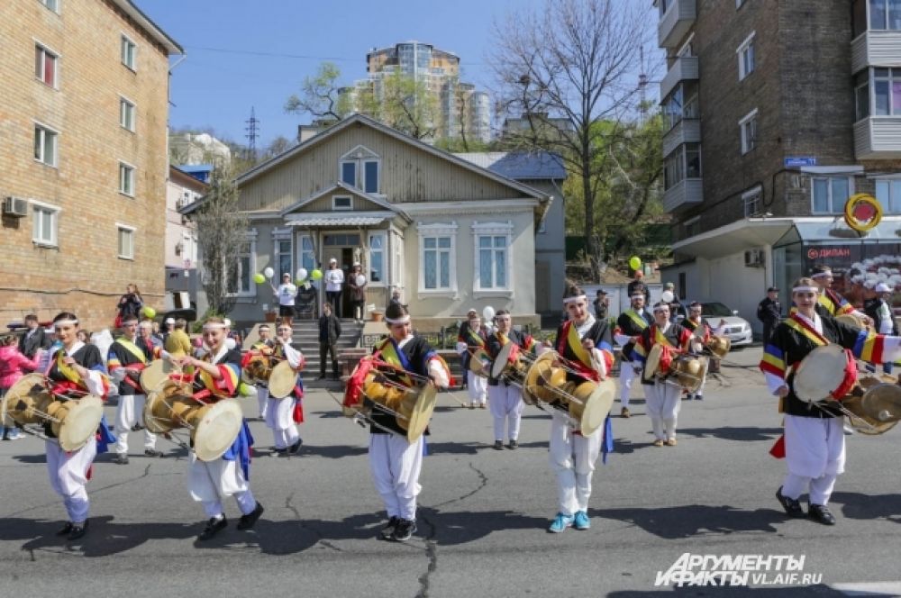 Уже не первый год барабанщицы ДВФУ радуют демонстрантов своим искусством.
