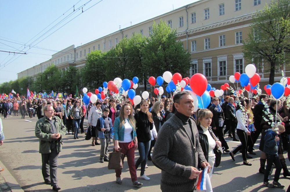 На первомайскую демонстрацию вышли около 15 000 человек